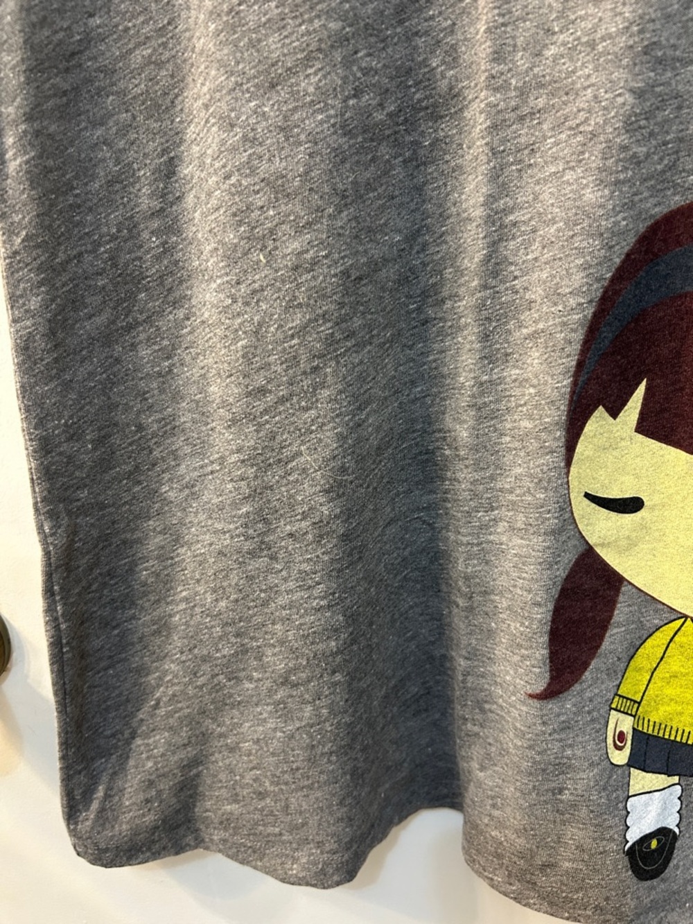 Harajuku Lovers Gray Tee with Harajuku Girl in Yellow Sweater, XL - Picture 4 of 11